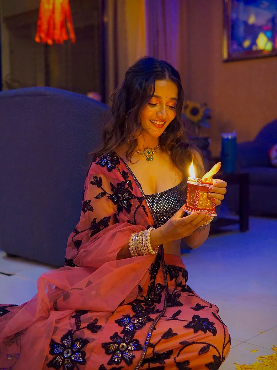 ianaikaa's tweet photo. Happy Diwali 🪔 https://t.co/mwvcecQFE8