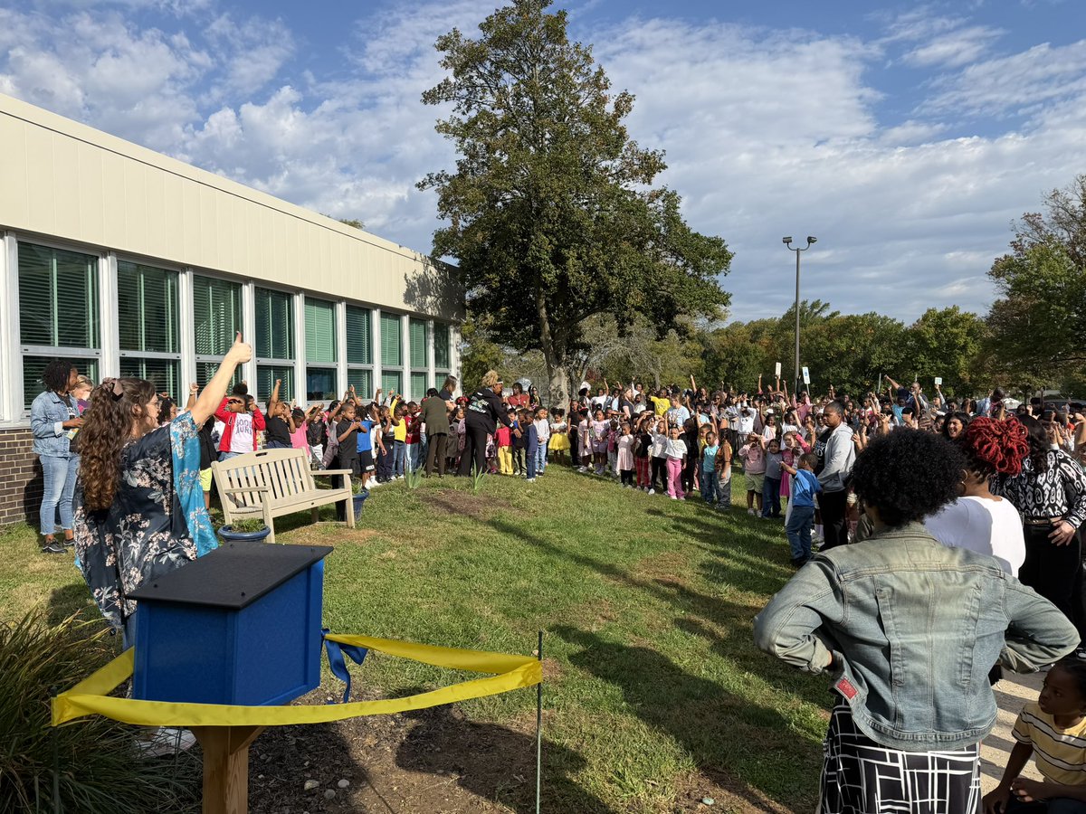 CLETS_SDT's tweet photo. It was a beautiful day to have our dedication ceremony for our new Little Free Library! Thank you Ms. Siperko!  @Church_Lane_ES 💛💙🦅 📚 #WeAreREEL https://t.co/aE1ogyFtjL