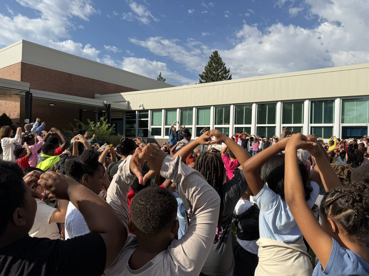 CLETS_SDT's tweet photo. It was a beautiful day to have our dedication ceremony for our new Little Free Library! Thank you Ms. Siperko!  @Church_Lane_ES 💛💙🦅 📚 #WeAreREEL https://t.co/aE1ogyFtjL