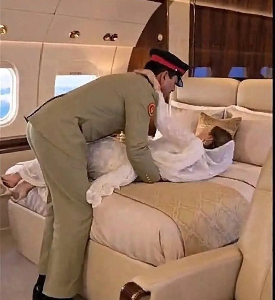 BabaG512's tweet photo. اتنی گھسی ہوئی پھ*دی تو کسی گیراج میں بھی ماری جا سکتی تھی لیکن موصوف نے 32 ہزار فٹ کی بلندی کس انتخاب کیا۔۔۔ https://t.co/qHaPMCOrS9