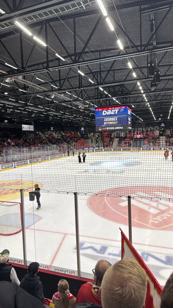 slaktarlippe's tweet photo. 1. Gabbe ser ut som Donkey kong. 
(3 sekunder sen i varje situation) 
2. Vart är han som va för dålig på hockey då han börja spela innebandy (Kevin Haglund) https://t.co/B73hcvBFTb