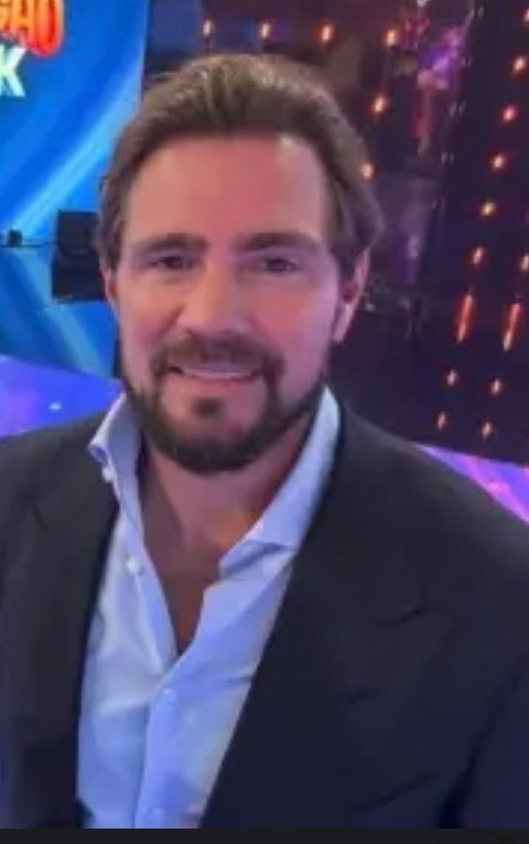 Pri_usabr1's tweet photo. A alta cúpula da Globo está de prontidão após tomar conhecimento de que um de seus principais executivos será exposto como frequentador assíduo das festas de Daniel Vorcaro. Um grande veículo especializado em política já teria as conversas, e a divulgação está prevista para esta semana.