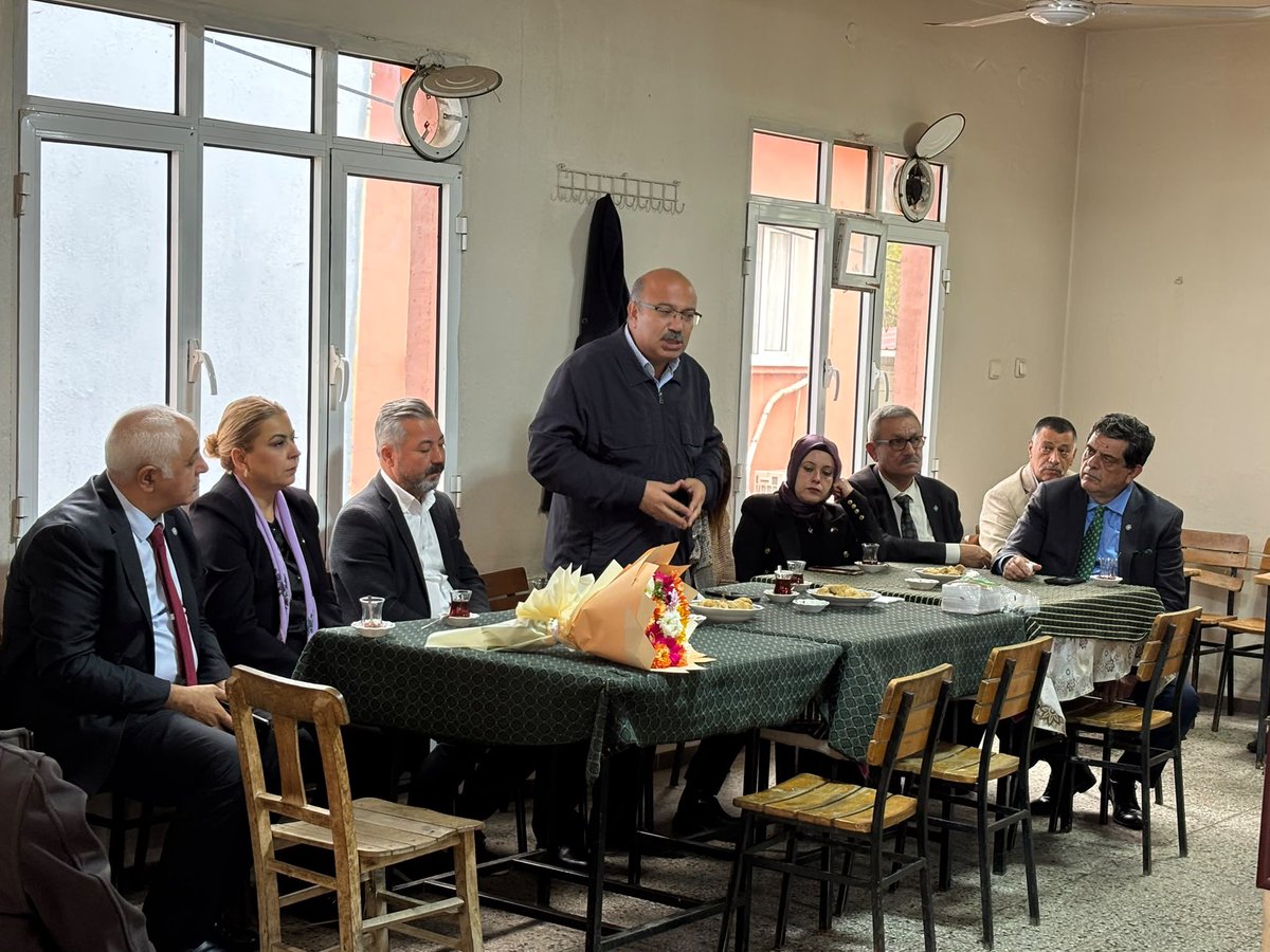 avulkudogan's tweet photo. Bugün İYİ Parti Tarım Politikaları Başkanımız ile birlikte Tire’deydik. Başköy’de incir üreticilerimizle buluştuk, ardından Üzümlü Köyü’nde bir süt üreticimizin çiftliğini ziyaret ederek sorunlarını dinledik.

İncirde de sütte de dert aynı: Maliyetler artıyor, üreticinin emeği karşılıksız kalıyor. Çiftçimiz borçla ayakta kalmayı değil, üreterek kazanmayı istiyor. Bu haklı mücadelenin takipçisi olacağız.

Başta Tire İlçe Başkanımız Sayın Ela Ekici olmak üzere tüm teşkilatımıza emekleri ve misafirperverlikleri için teşekkür ediyorum.
@kadir_ulusoy42