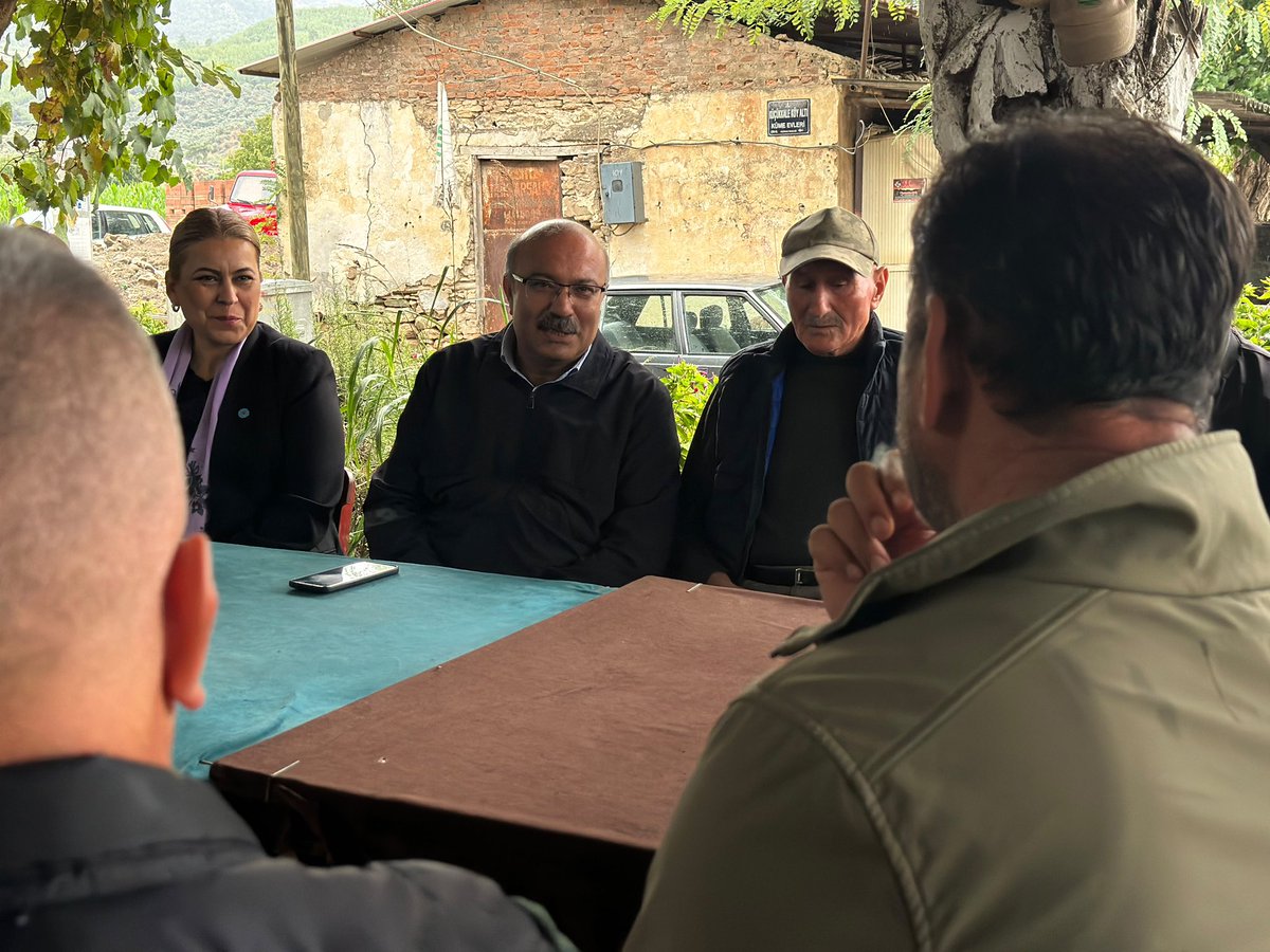 avulkudogan's tweet photo. Bugün İYİ Parti Tarım Politikaları Başkanımız ile birlikte Tire’deydik. Başköy’de incir üreticilerimizle buluştuk, ardından Üzümlü Köyü’nde bir süt üreticimizin çiftliğini ziyaret ederek sorunlarını dinledik.

İncirde de sütte de dert aynı: Maliyetler artıyor, üreticinin emeği karşılıksız kalıyor. Çiftçimiz borçla ayakta kalmayı değil, üreterek kazanmayı istiyor. Bu haklı mücadelenin takipçisi olacağız.

Başta Tire İlçe Başkanımız Sayın Ela Ekici olmak üzere tüm teşkilatımıza emekleri ve misafirperverlikleri için teşekkür ediyorum.
@kadir_ulusoy42