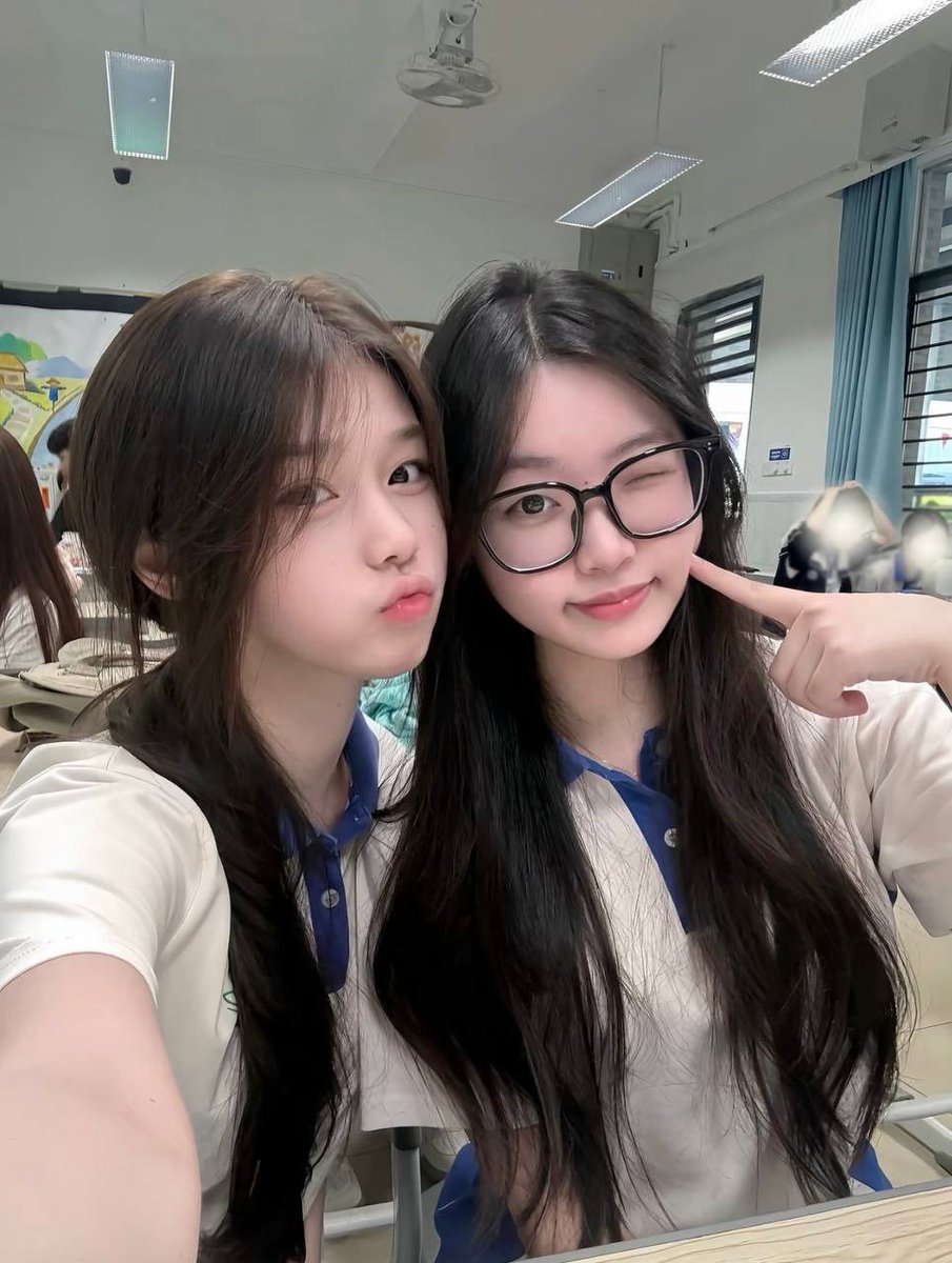 amy83dy7's tweet photo. 新拍的照片  ！！

谁要来锐评一下我跟闺蜜的福嘛 😍！！

真心给福（人机不要来） 不要🚪 
流言 88 我真的给！！！ https://t.co/4btrCnSMaz