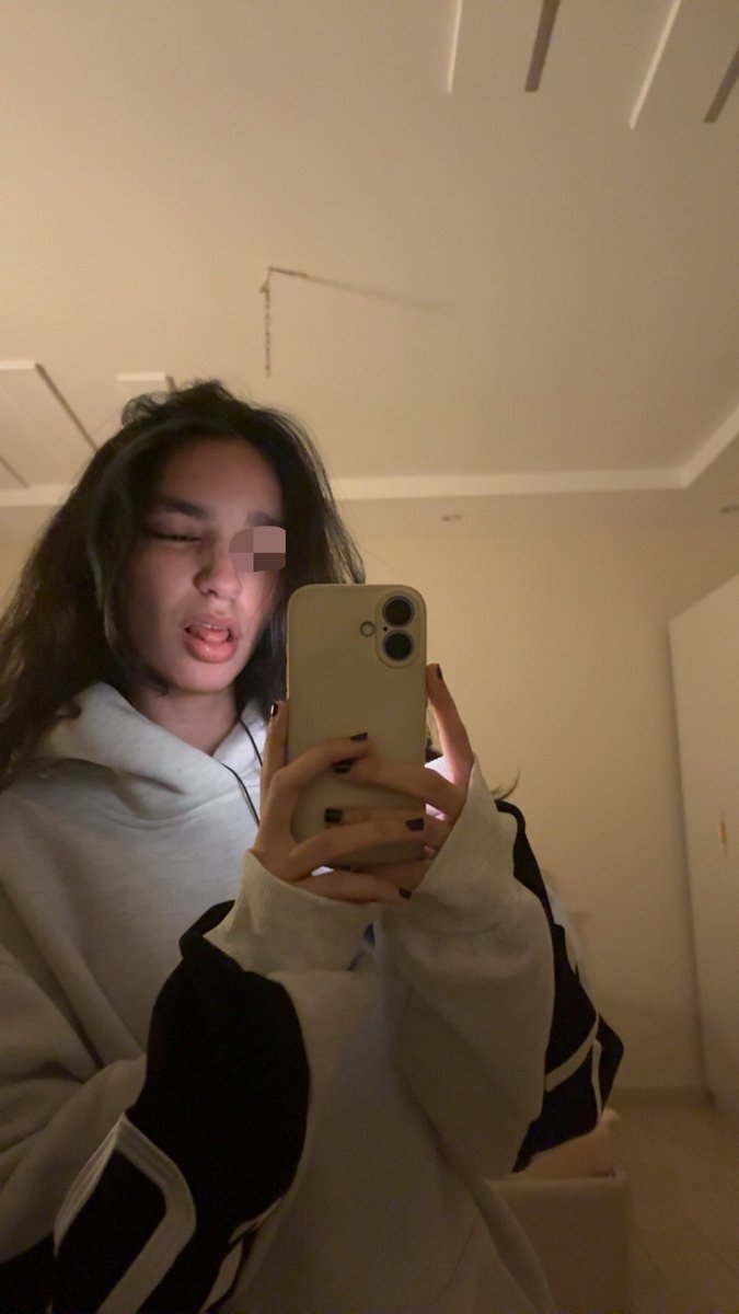 elivqr2's tweet photo. Feel weirdly pretty in this pic https://t.co/MiNMcDKN3H