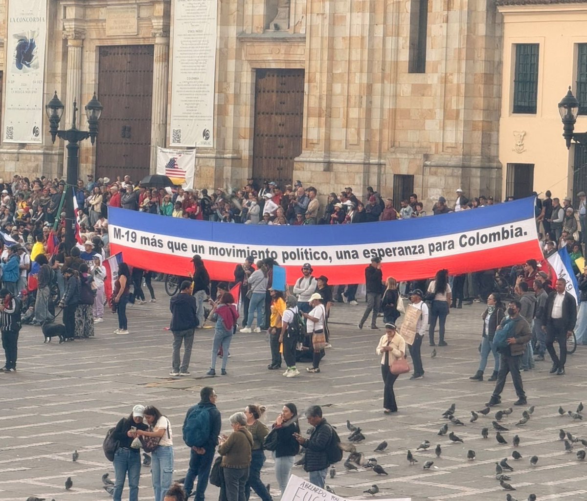 OutOfContextAm5's tweet photo. Como les encanta a los zurdos ROMANTIZAR guerrillas.

¡Que manada de malparidos! https://t.co/hnIwde6sQJ