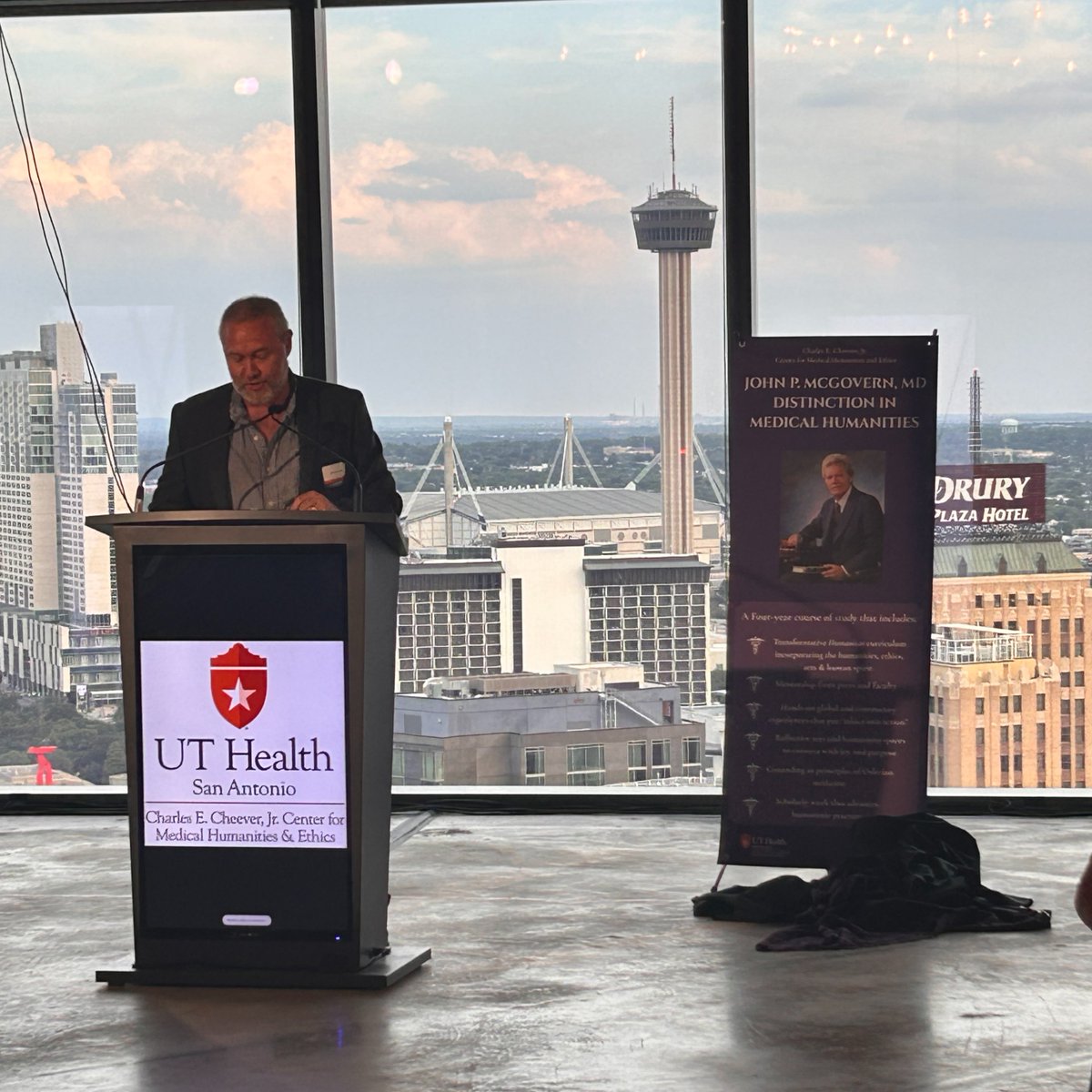 TheLongSOM's tweet photo. The Charles E. Cheever Jr. Center for Medical Humanities and Ethics is shaping the next generation of health care professionals. The Center celebrated its mission at An Evening of Discovery, Connection and Impact. Learn more: https://t.co/6epg4VW0Zh https://t.co/TvwCqsUzAT