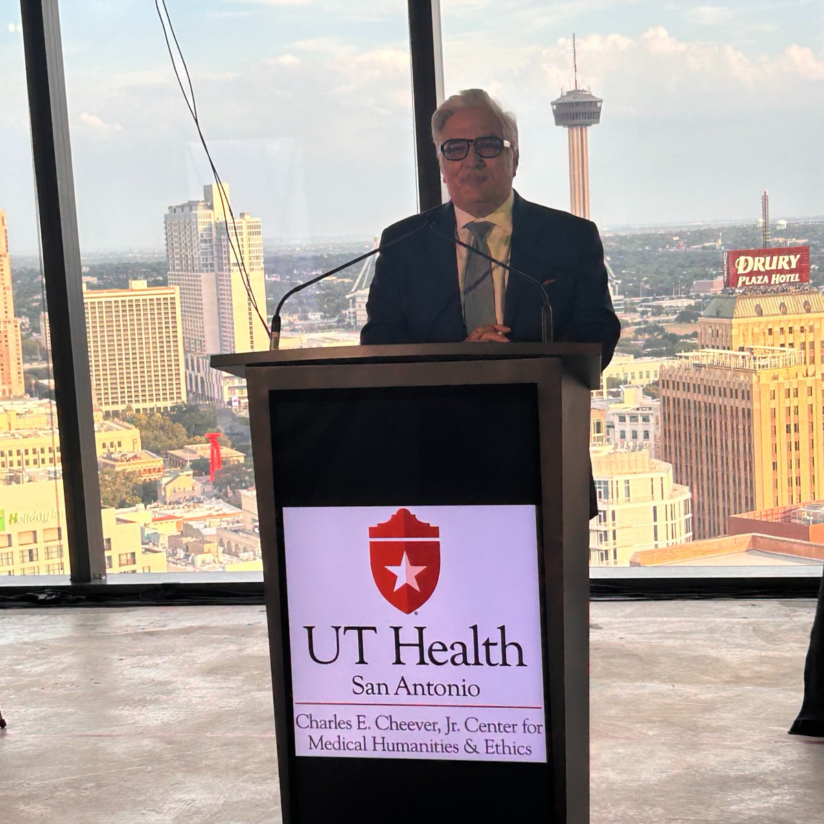 TheLongSOM's tweet photo. The Charles E. Cheever Jr. Center for Medical Humanities and Ethics is shaping the next generation of health care professionals. The Center celebrated its mission at An Evening of Discovery, Connection and Impact. Learn more: https://t.co/6epg4VW0Zh https://t.co/TvwCqsUzAT