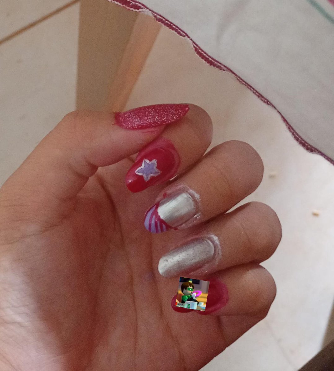 euteamokory's tweet photo. tentei fazer a unha inspirada na starfire e ficou uma merda me matem pfff https://t.co/dSpbBP0cKj