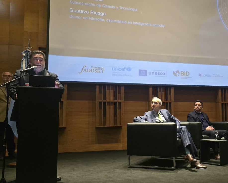FundacionVarkey's tweet photo. Cómo integrar la inteligencia artificial en la educación y aprovechar su potencial para mejorar los aprendizajes. Un desafío que nos invita a encontrarnos, compartir experiencias y pensar juntos cómo construir lo que viene. Gracias a Sadovsky, UNESCO, BID, Univ. Austral y OEI🚀 https://t.co/NU9OwVYkYj