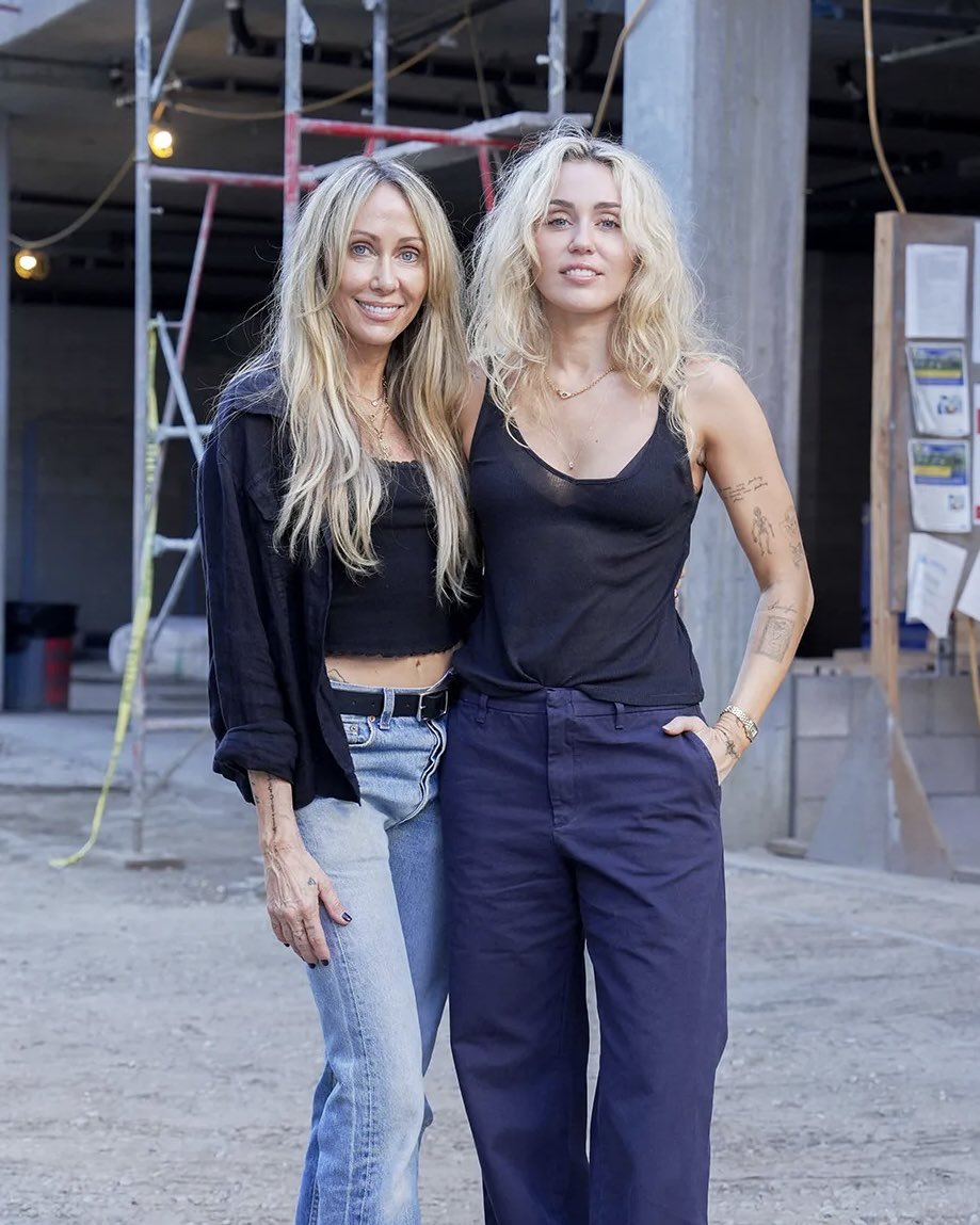 PopCrave's tweet photo. Miley and Tish Cyrus are helping build Rosa’s Place, a new Skid Row housing development for women and survivors exiting homelessness. https://t.co/9bfvFWm1eo