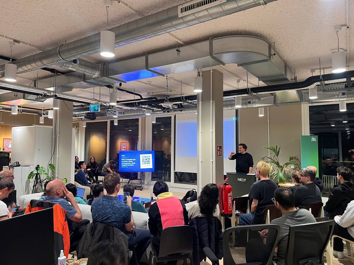 PyBerlinPython's tweet photo. Intro from our host Nelly https://t.co/YQDP0HwoIQ