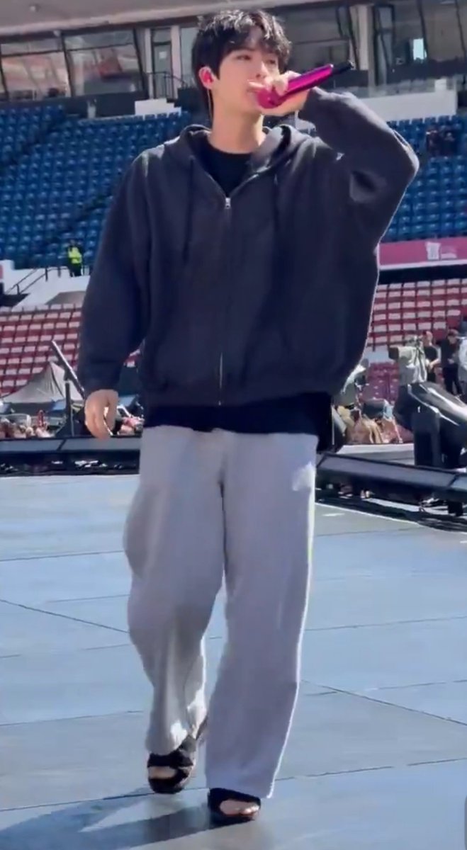jinspam_'s tweet photo. Seokjin for Chile D-1 soundcheck https://t.co/5ptrM3cwHM