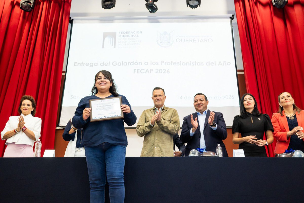 AlertaQro's tweet photo. 🔵💬#Kuri llama a profesionistas y empresarios a involucrarse en la #política

🎖️Durante la entrega del Galardón #FECAP 2026 en San Juan del Río, el gobernador Mauricio Kuri pidió a profesionistas y empresarios participar en las decisiones de sus comunidades.  👇 

https://t.co/qEUipYcKTU