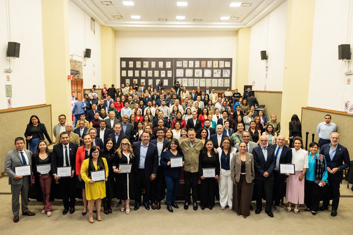 AlertaQro's tweet photo. 🔵💬#Kuri llama a profesionistas y empresarios a involucrarse en la #política

🎖️Durante la entrega del Galardón #FECAP 2026 en San Juan del Río, el gobernador Mauricio Kuri pidió a profesionistas y empresarios participar en las decisiones de sus comunidades.  👇 

https://t.co/qEUipYcKTU