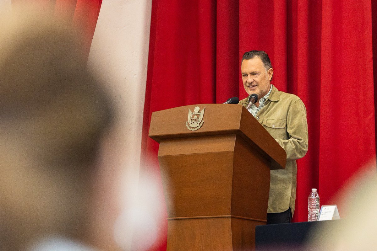 AlertaQro's tweet photo. 🔵💬#Kuri llama a profesionistas y empresarios a involucrarse en la #política

🎖️Durante la entrega del Galardón #FECAP 2026 en San Juan del Río, el gobernador Mauricio Kuri pidió a profesionistas y empresarios participar en las decisiones de sus comunidades.  👇 

https://t.co/qEUipYcKTU