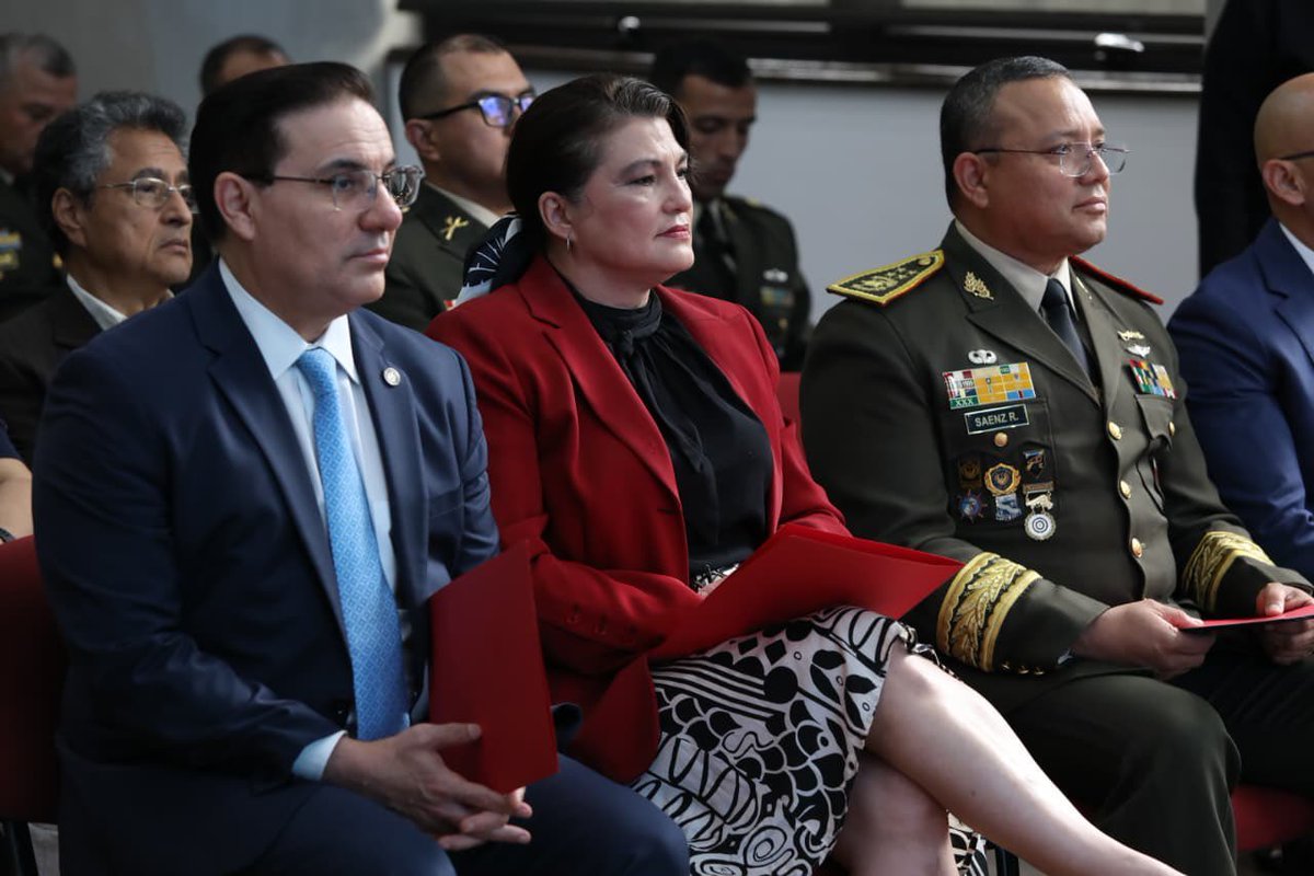 __VaderGT's tweet photo. Ironía de la vida: 

cómo pueden estar sentados estos funcionarios, a sabiendas que son responsables de una masacre en Huité, Zacapa. https://t.co/3EI0rr6Ept