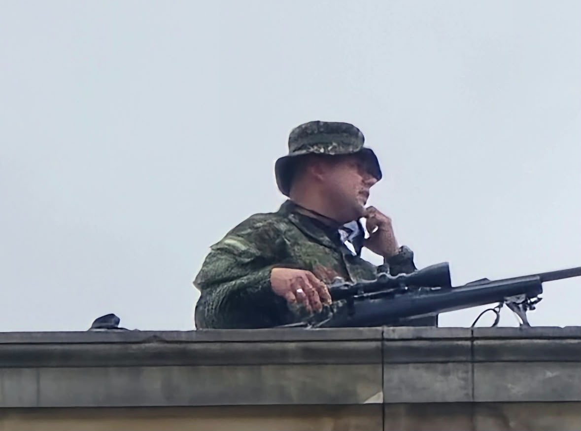 UltimaHoraCR's tweet photo. #Política | La senadora Jennifer Pedraza cuestionó la presencia de militares armados cerca de las protestas y publicó la imagen de uno en las terrazas del Congreso. “La ciudadanía no es el enemigo. Un Gobierno democrático no puede responder con intimidación armada a quienes ejercemos nuestros derechos”, aseguró. 

https://t.co/woHMRjWbSk