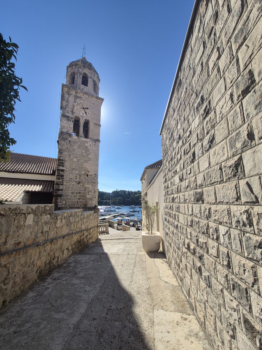 Redbirdcreation's tweet photo. Cavtat and its crystal clear waters 🌞 #Cavtat #Croatia #photography #Octobersun #mural #streetart https://t.co/wTmW4Iyyva