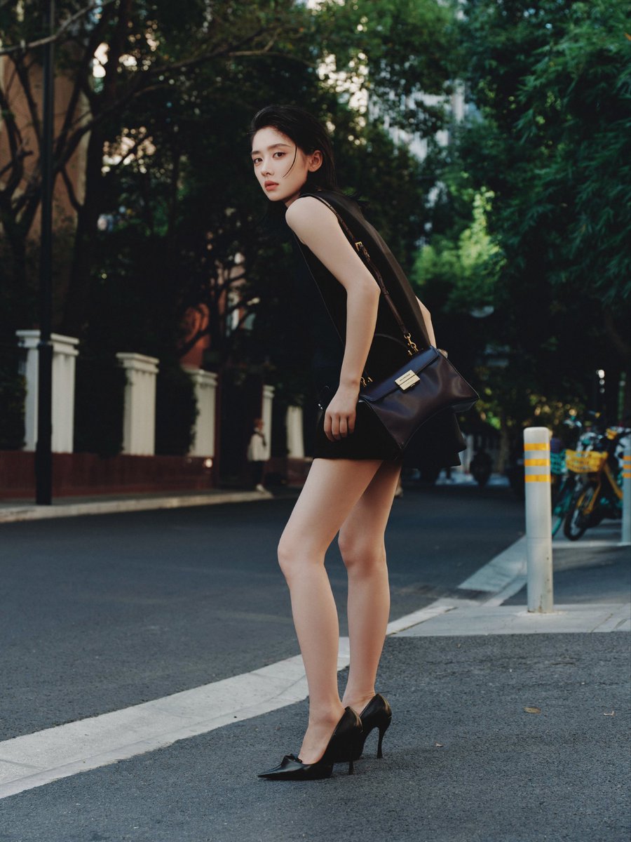 hourlyinglu's tweet photo. Wang Yinglu X BALENCIAGA 

#WangYinglu #王影璐 #BALENCIAGA https://t.co/FgnzjugPYi