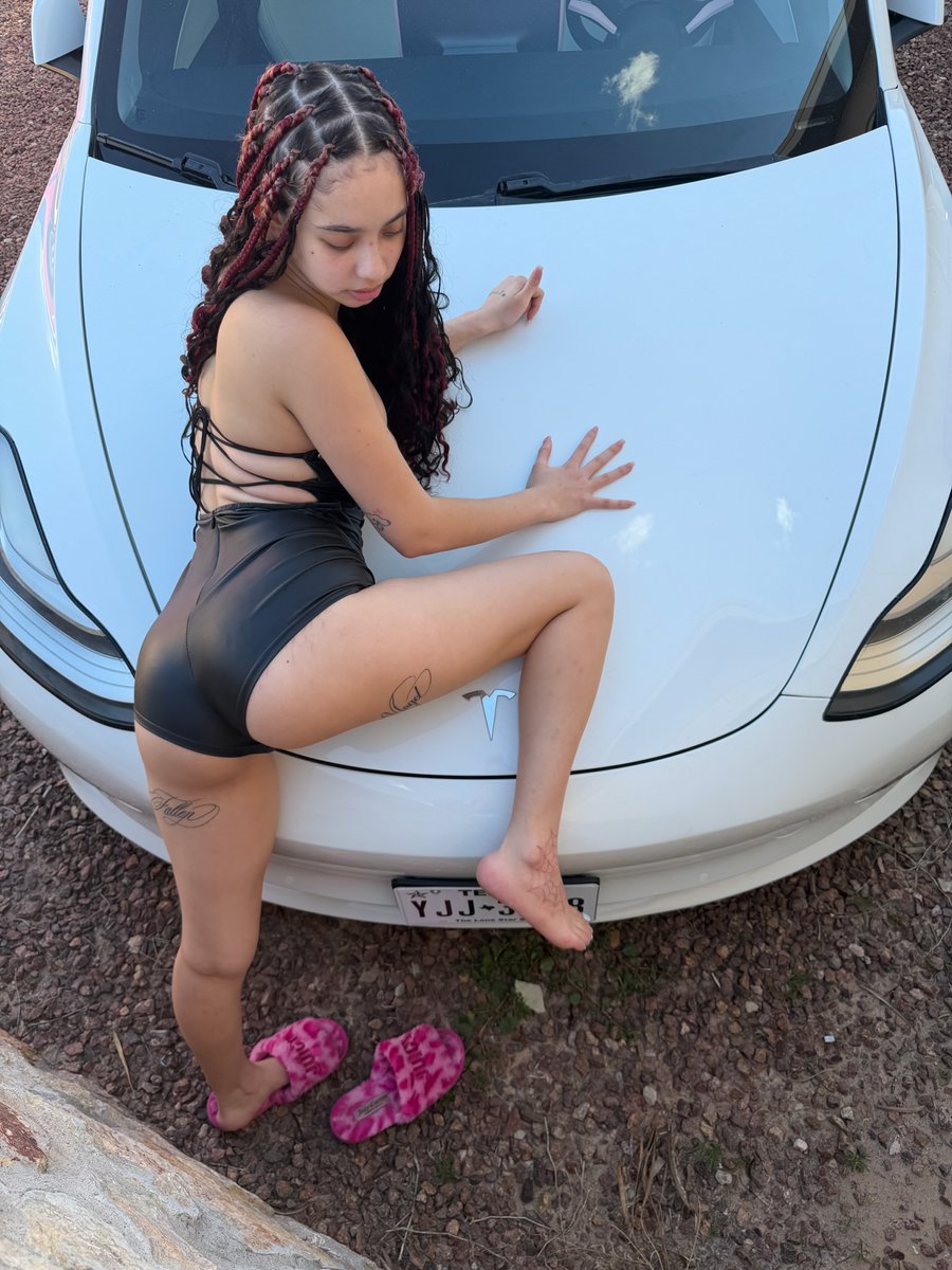 fatdemonkitty's tweet photo. A little preview before we go to the back seat https://t.co/m8thZJ95l9