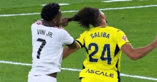 ashraf_alk's tweet photo. رسميا.. ايقاف فينيسيوس 4 مباريات في الليغا ، مباريتن بسبب شد الشعر ومبارتين بسبب الإحتجاج على الحكم.
نزلت عليه لائحة تهم 😂 https://t.co/PrfKODzcdM