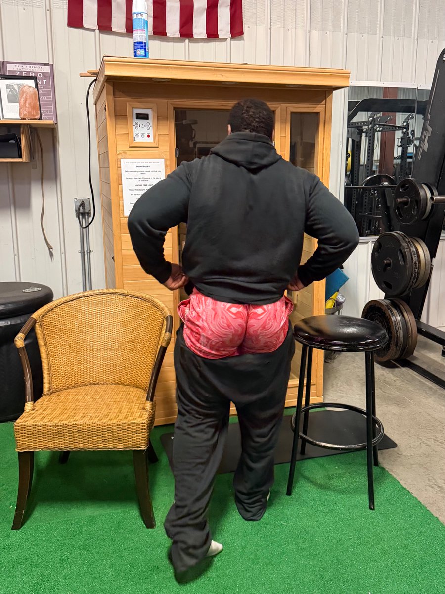 HezekiahWi36806's tweet photo. After leg day, the sauna got me feeling right. Somebody tell my cameraman to find a different angle😂😂😂😂
#thick #legday #fitness #sauna #glutes #viral https://t.co/tKV8uldlWv
