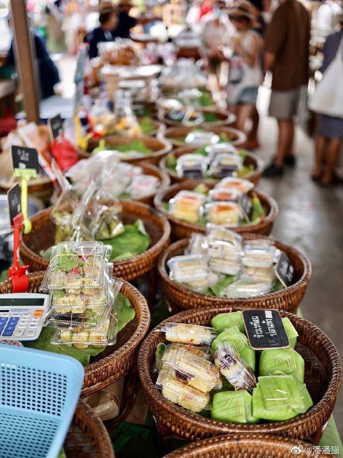 Moustaf56819670's tweet photo. [I grabbed a rice cake from the bamboo shoot basket by the dam during the food market stroll! Super cozy weekend vibe~]， https://t.co/nao0K42YRK
