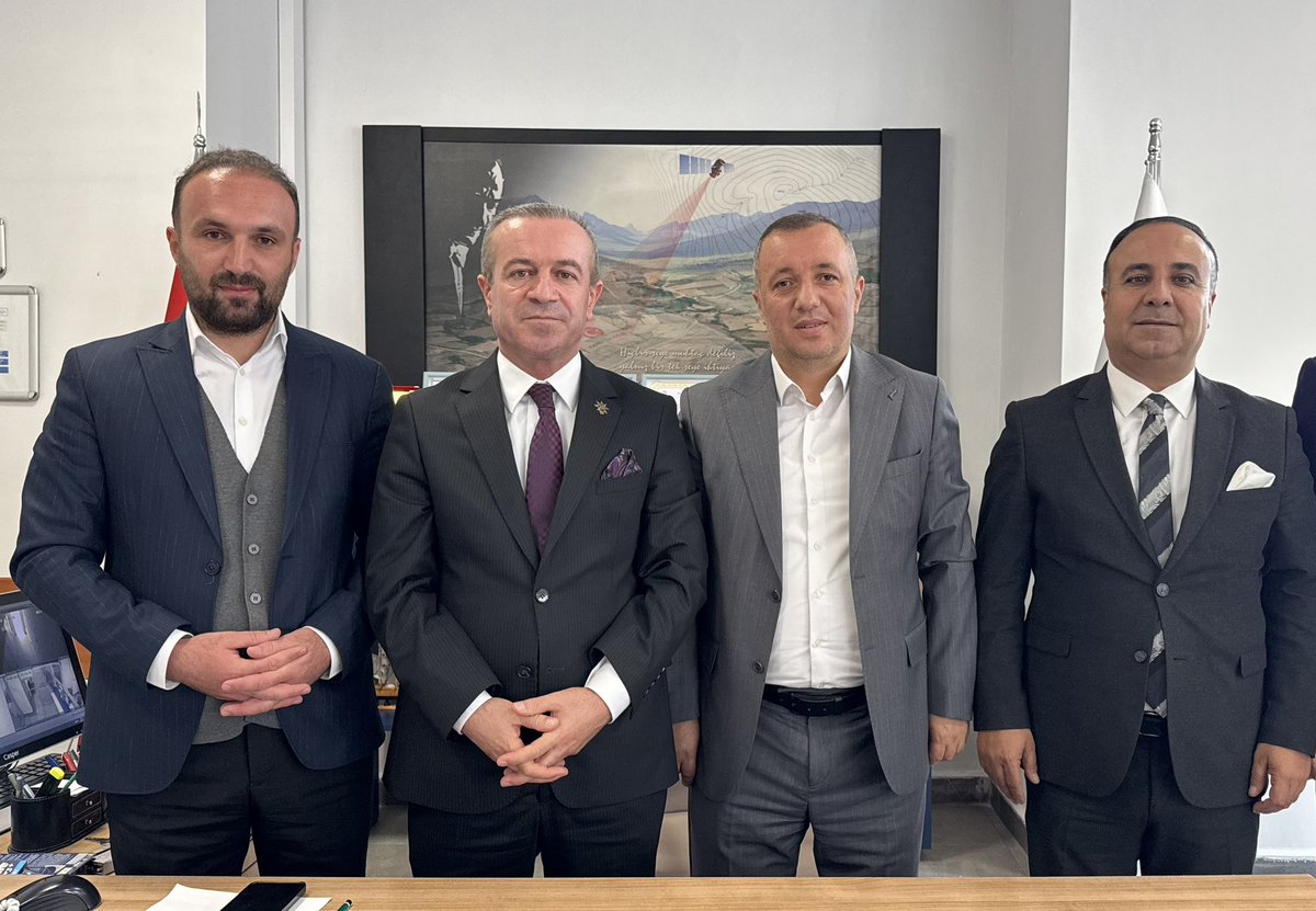 KayaZeydin's tweet photo. 📍 Yüksekova Kaymakamlığı

İlçe Başkanımız @BurhanYASAR30, Büyükçiftlik Belediye Başkanımız @cayancicek, Yüksekova İlçe Kadın Kolları Başkanımız @KayhanMuhteber, İl Başkan Yardımcılarımız Sayın Zekeriya Şen, Sayın Yakup Aktaş, Sayın Ramazan Tertemiz ve kıymetli teşkilatımız ile birlikte Yüksekova Kaymakamlığı bünyesinde görev yapan kurum müdürlerimizi ziyaret ettik.

🔹 İlçe Özel İdare Müdürü Sayın Abdülkerim Bulut,
🔹 İl Özel İdaresi Köy ve Hizmet Birlikleri Müdürü Sayın Sami Keskin,
🔹 Tapu İlçe Müdürü Sayın Sefer Demirel

ile bir araya gelerek yeni görevlerinin hayırlı olmasını diledik, başarılar temenni ettik.

İdareciliği makam değil, milletimize hizmet vesilesi olarak görüyoruz. Kamu hizmetlerinin vatandaşlarımıza en hızlı ve en güzel şekilde ulaşması için kurumlarımızla istişare ve iş birliği içinde olmaya devam edeceğiz.

Nazik ev sahiplikleri ve misafirperverlikleri dolayısıyla kıymetli müdürlerimize teşekkür ediyoruz.

@RTErdogan
@Akparti
@abuyukgumus
@MustafaAlkayis
@byildiz63