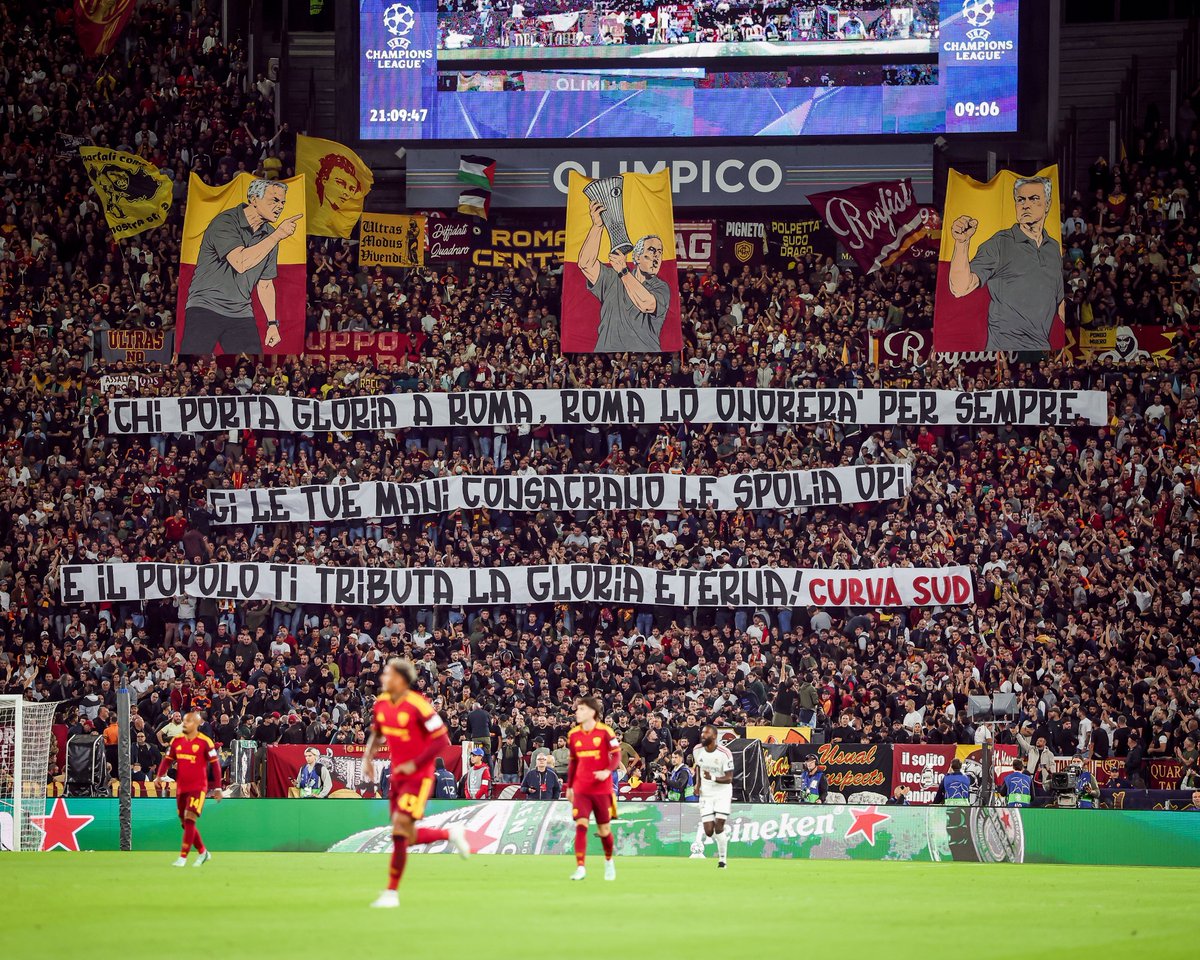 brfootball's tweet photo. Roma honor former manager José Mourinho with special tifos on his return to the Stadio Olimpico:

'He who brings glory to Rome, Rome shall honor forever. Your hands consecrate the rich spoils, and the people bestow eternal glory upon you!'

'For the special world, for immortal Rome, Hail Mou!' 

🐺👏