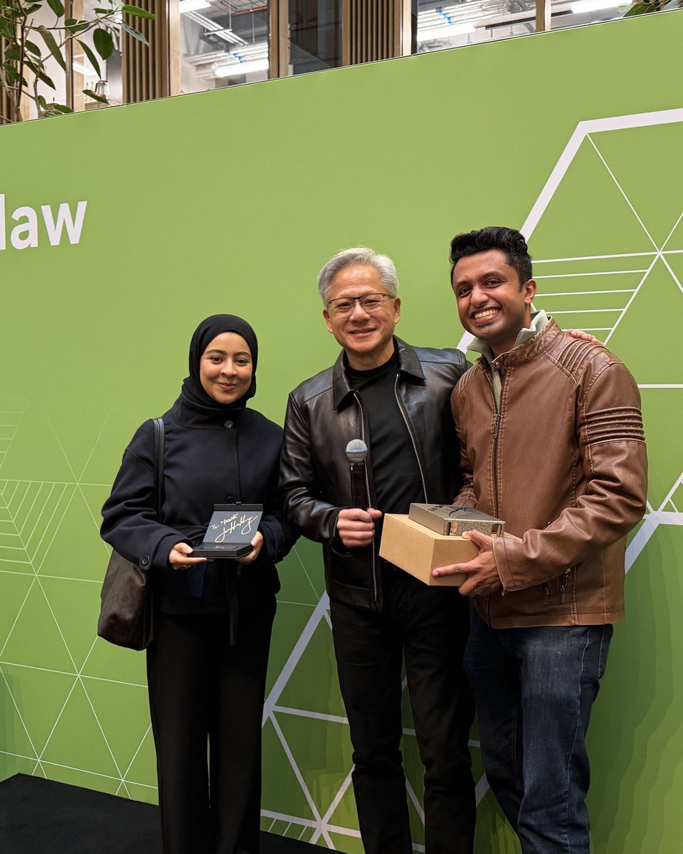 NVIDIAAI's tweet photo. Build-A-Claw London ✅️
A visit from @JensenHuang ✅️
A very good day to have a raffle ticket ✅️

Thank you to everyone who stopped by!

See you in the next city. https://t.co/WiJzEg7uY0