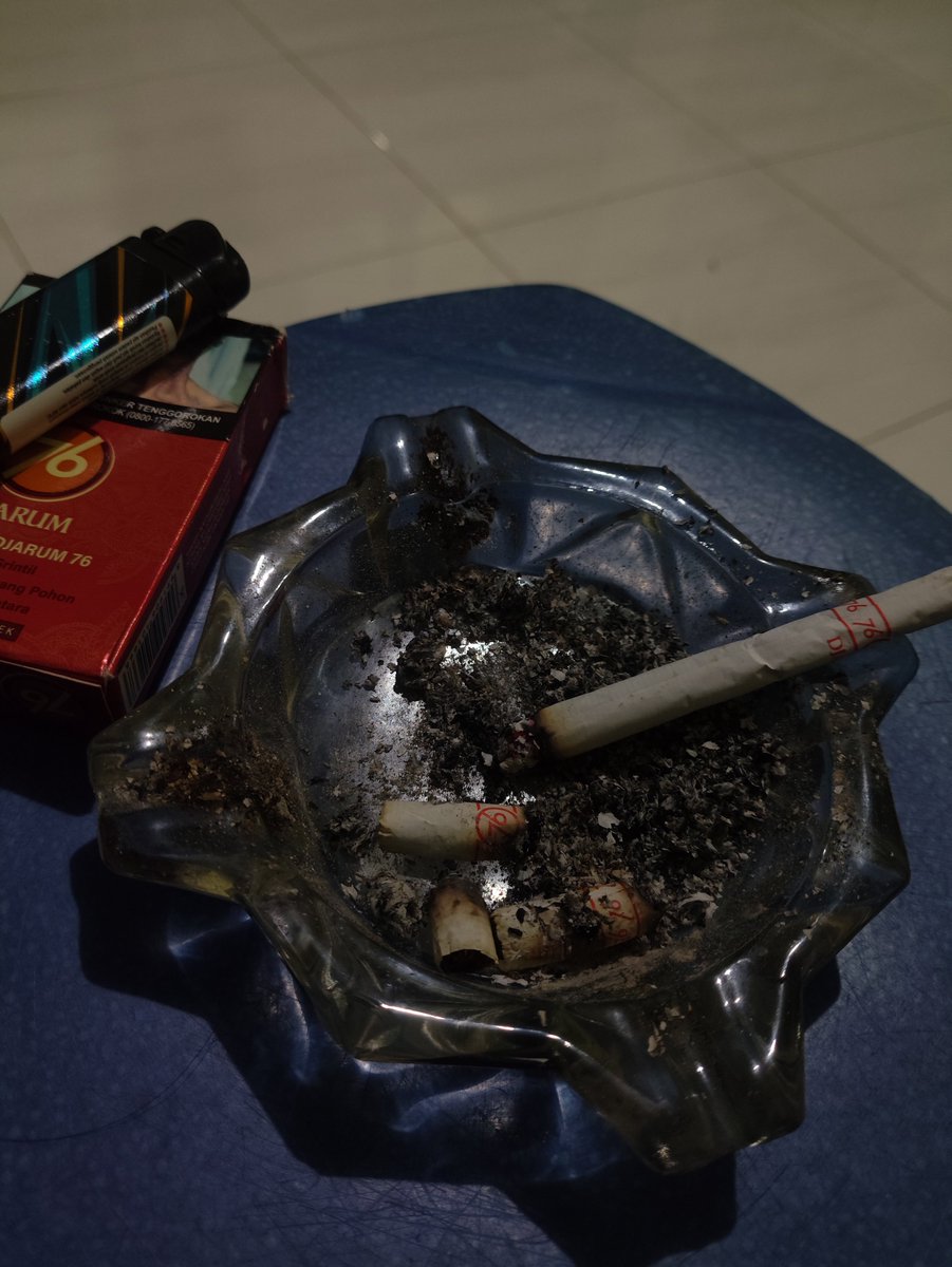 an0thersideofVV's tweet photo. jam berapa mas?, jam nya questioning meaning of life https://t.co/7BR7eB89Wx