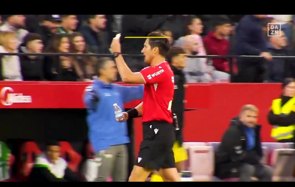 ajvegas3's tweet photo. Vengo a recordaros q el el último derbi en el Ramón Sánchez Pizjuan un tal Nathan y Batra se agarraban sus cojones por despejar un balón a corner, pero se paró el partido 15 minutos por los lanzamientos y q los apercibidos de sanción son las gradas del RSP. Pero culpable Isaac https://t.co/Kee41fdxXA
