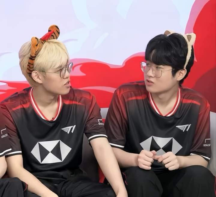 AsiesTeto67's tweet photo. BIG 2026 ALMOST 27 AND IM RELAPSING ON OZ LIKE A MF AAUGHHH BRING ME BACK TO THEM I MISS THEM SM THE BEST RPF SHIP EVER IDGAF INSANE CHEMISTRY INSANE FRIENDSHIP YOUR YAOISLOP BORES ME THIS IS THE PEAK I WANT THIS IS THE OG THE REAL DEAL THE CAKE AND THE CREAM AND THEY GET CREAMED https://t.co/YgMavLbHmk