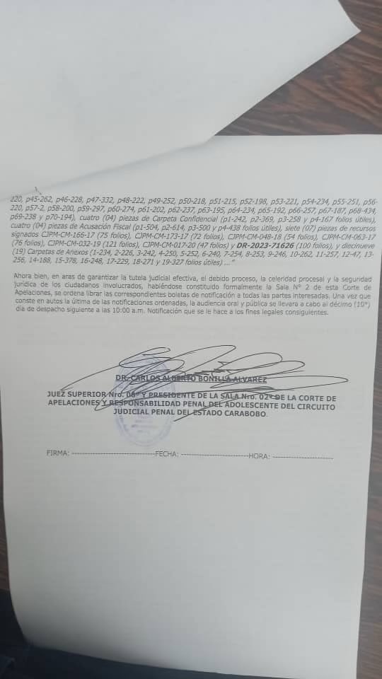 RodriguezAranaJ's tweet photo. Presidente del Tribunal corrupto de Carabobo Carlos Bonilla notifica a los abogados de la causa Paramacay del Cap Caguaripano que la audiencia de apelación que se realizó hace dos meses va a ser repetida pero en la sala 2 que él mismo preside.

Hace un mes denunciamos el retardo de la sentencia de apelación y amenazas al juez de la sala 1 que se suponía que iba a salir a favor de los imputados. Ahora la pasan a la sala 2 para que la decisión sea llevada por el Juez corrupto y criminal Carlos Bonilla.