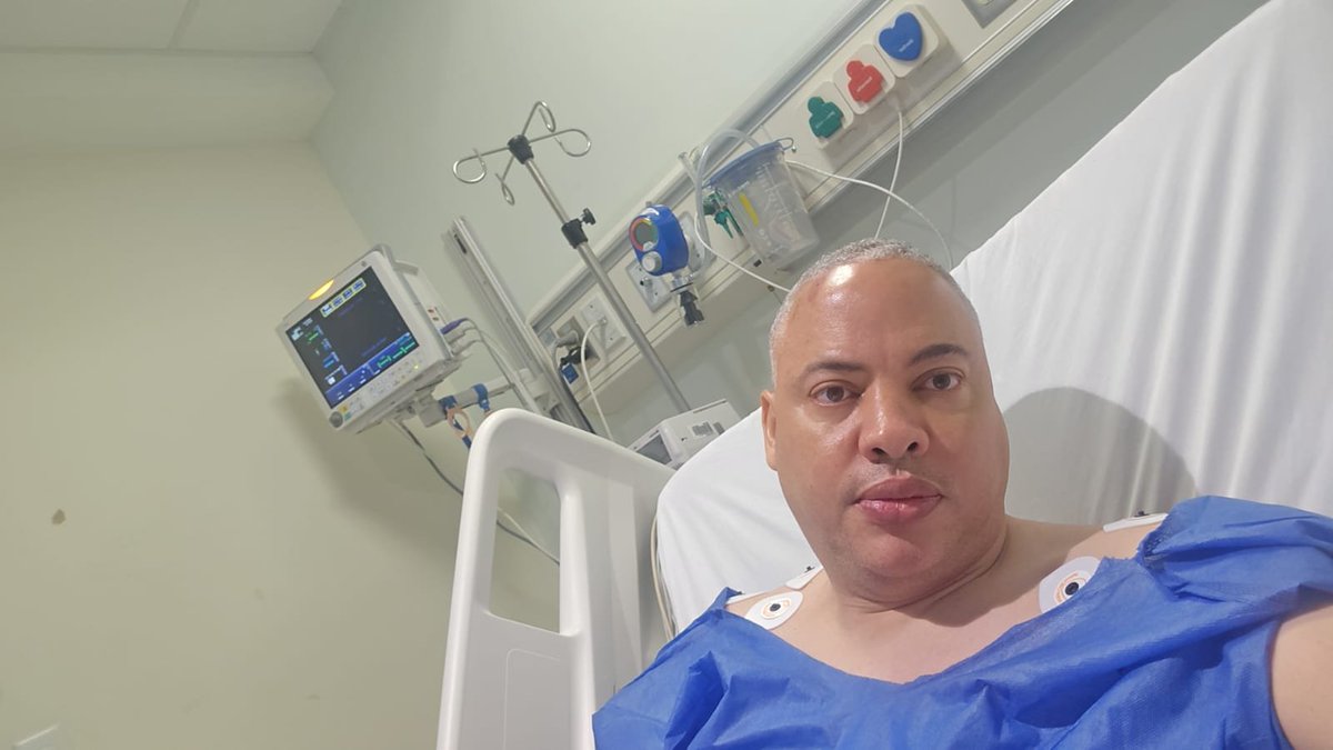 hgomez27's tweet photo. Gracias Dios por tanto...

Sirvan estas palabras para agradecerle a Dios Todopoderoso por su misericordia, bondad y por darme la oportunidad de seguir viviendo.

El pasado lunes en la noche, mientras conducía por el elevado del KM. 13 de la autopista Duarte, dirección oeste-este, de camino a realizar "Central Deportes", por RTVD, sufrí un síncope (desmayo), perdí el conocimiento y lo recuperé cuando ya estaba rodeado de motoristas, quienes me dijeron que tuve la suerte de que en ese instante sólo transitaron por el mismo motores. Mi vehículo impactó el muro de contención de un lado y de otro.

Los motoristas no cansaban de decirme "mire hermano, usted es un salami, dele gracias a Dios que usted está vivo para contarlo".

Las bolsas de aire se activaron por la desaceleración brusca y repentina del vehículo. Me di un golpe muy fuerte en la frente con el guía y resulté también con moretones en el pecho, cuello y el costado derecho, producto del fuerte impacto.

Producto del evento, fui llevado por una ambulancia del @sistema911_rd a @cedimatdr, donde recibí un trato muy afable y deferente de parte del personal que me asistió durante los tres días que estuve ingresado.

Una vez más he comprobado la gran misericordia y bondad infinita de Dios para conmigo.

Definitivamente, todo obra para bien, puesto que en los estudios que me hicieron salió a relucir varios problemas de salud, tales como presión, azúcar alta y problemas de circulación, más el stress natural producto de los compromisos en mi diario vivir.

Admito que no soy muy dado a ir al médico y que tengo un gram cúmulo de ocupaciones y muchos casos sociales y de salud pendientes de resolver, lo cual, ahora es que me he dado cuenta que me cargan mucho emocionalmente.

Ciertamente debo replantearme el nivel de ajetreo que llevo cada día, el sedentarismo y cómo hacer del ejercicio físico una costumbre en mi diario vivir.

Gracias Dios, gracias Dios, gracias Dios.