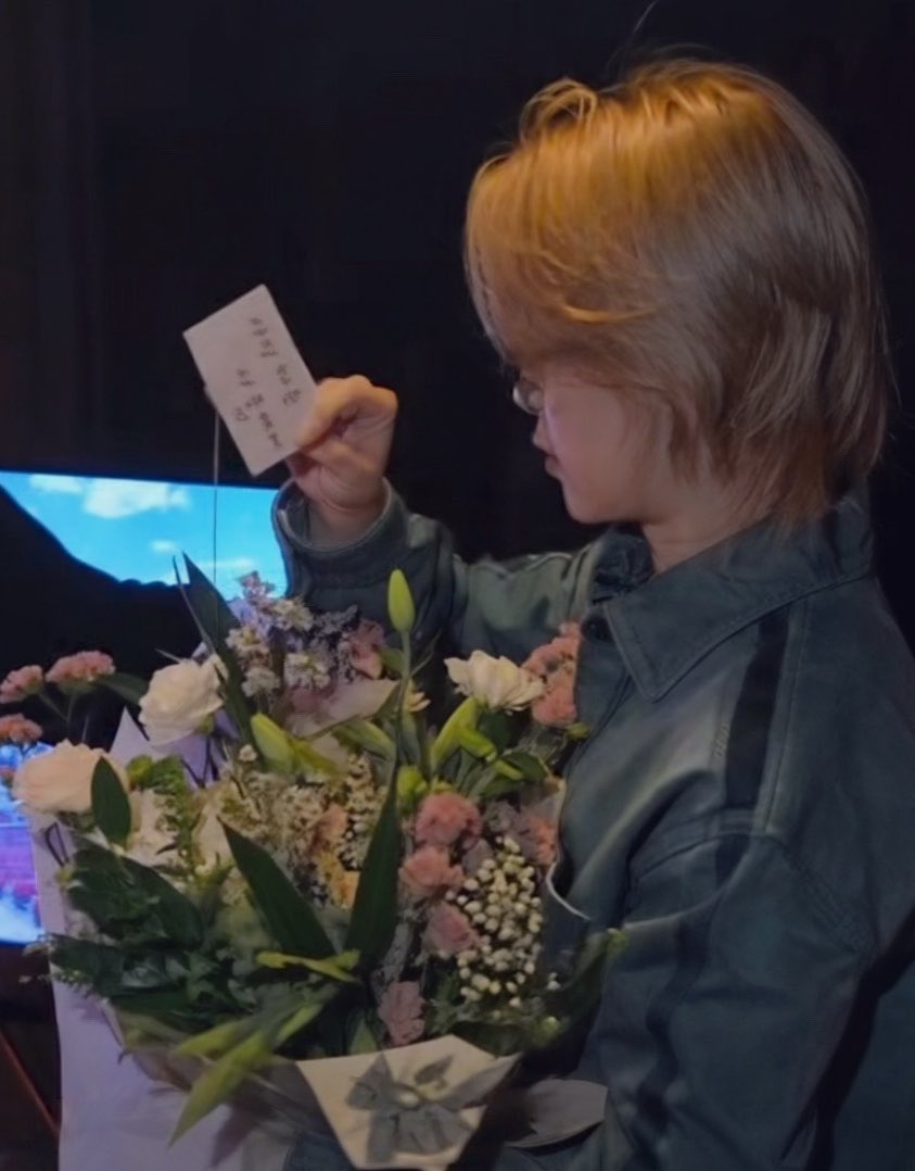 jiminticaI's tweet photo. JIMINS DAD SENT HIM FLOWERS AND THE CARD SAYS "TO MY BELOVED SON" 😭🫂 https://t.co/HY3gzJGG8o