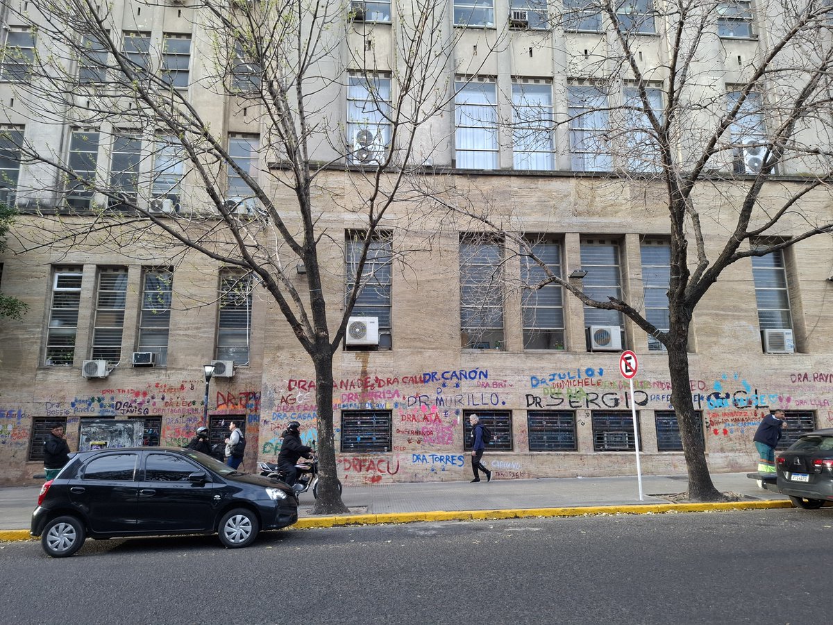 Ferrafran98's tweet photo. Increíble lo que se marronizó el ritual de dejar la mano en la facultad de medicina. Lo de la mano era algo chiquito, lindo, simbólico, en la pared de la esquina, pero ahora directamente ponen el nombre enorme en toda la pared un horror. Sintoma de la esta pelotuda. https://t.co/WEv6dEcYAA