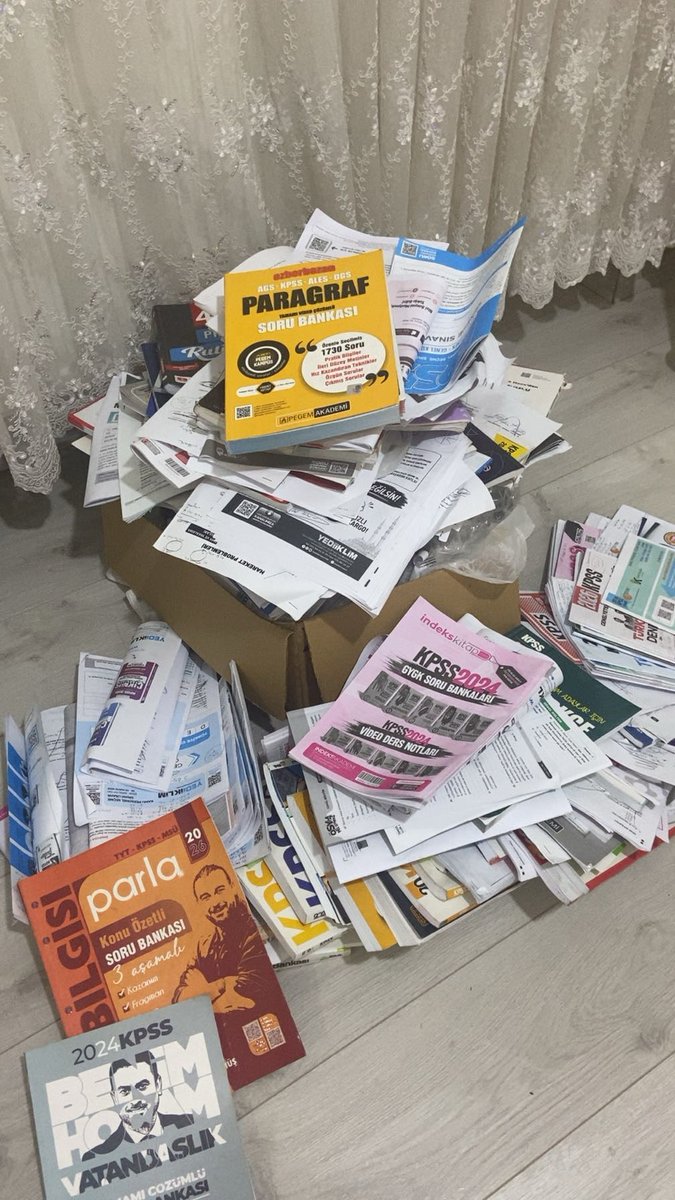 Biri62773199's tweet photo. Ben bu emeğimin karşılığını alamadığıma aylardır ağlıyorum ve kimse beni anlamıyor herkes abartığımı düşünüyor ben 1 yıldır neler yaşıyorum. Nasıl olurda sınavda yapamadım anlamıyorum. Kaç kitap kaç branş denemesi kaç genel deneme tg denemesi #kpss #KPSSninHakDavası #kpsslisans https://t.co/tpEiFBJCtu