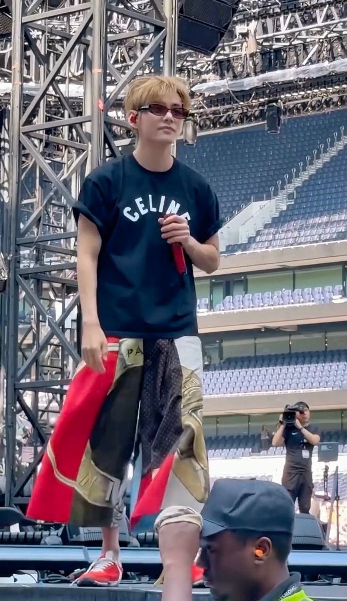 euphorikth's tweet photo. this genre of taehyung and his stylish never seen before pants against the world. https://t.co/oO67ICIRKg