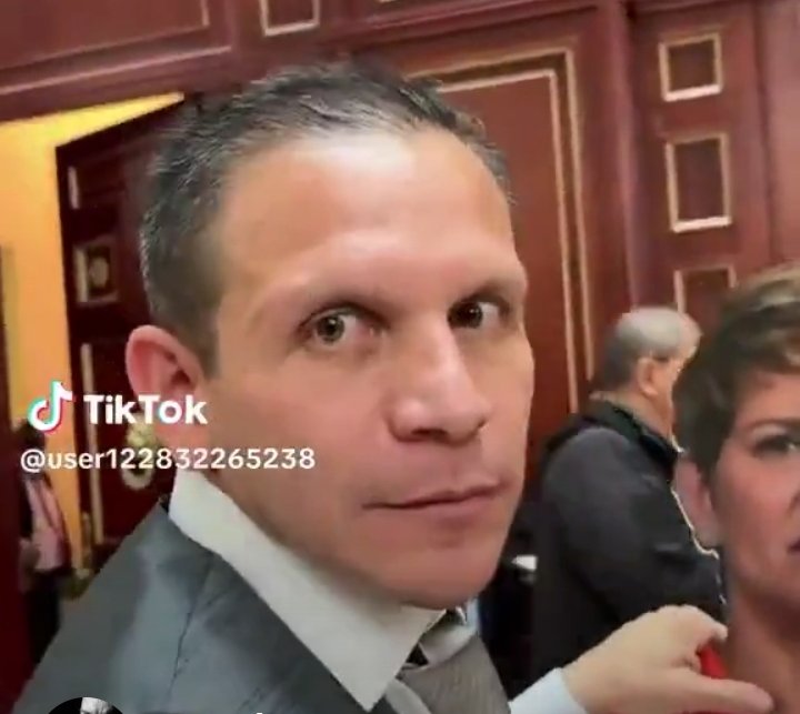 Orlando71156528's tweet photo. ‼️Observen esa mirada de psicópata, obsesivo compulsivo. El tipo necesita tratamiento psiquiátrico urgente. 🥵🥴😵‍💫 https://t.co/V9bzFKXG1L