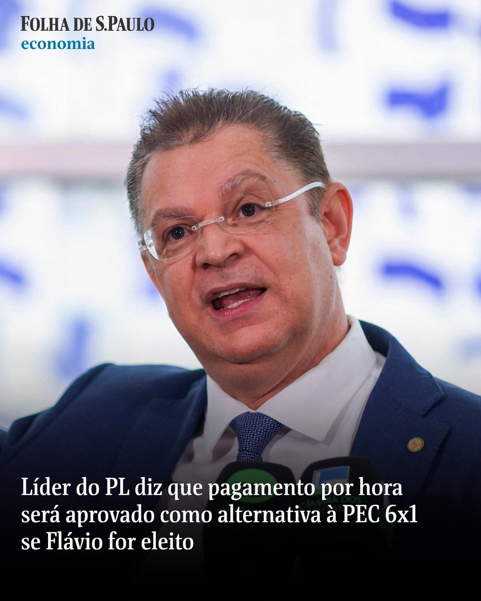 folha's tweet photo. ESCALA 6X1 | O líder do PL na Câmara dos Deputados, Sóstenes Cavalcante (RJ), afirmou que a oposição votará a favor da PEC (Proposta de Emenda à Constituição) do fim da jornada 6x1, mas que atuará para aprovar em 2027 a PEC do pagamento por hora trabalhada caso Flávio Bolsonaro (PL) seja eleito presidente da República. "Queremos redução da jornada de trabalho e liberdade para o trabalhador. Como o governo só quer fazer demagogia eleitoral, votamos o fim da jornada 6x1 e ano que vem aprovamos o pagamento por hora trabalhada", disse o parlamentar nesta quarta (14).

📲Leia mais na #Folha: https://t.co/eCoBY1pZX3

📷 Sergio Lima - 19.dez.2025/AFP
📝 Raphael Di Cunto

#PraTodosVerem: O líder do PL na Câmara, Sóstenes Cavalcante (RJ)