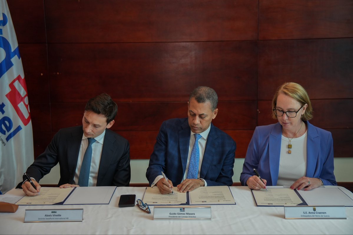 IndotelRD's tweet photo. Firmamos un acuerdo de cooperación con SWEDFUND 🇩🇴🤝🇸🇪 institución financiera de desarrollo del Gobierno de Suecia, que contempla una subvención de aproximadamente RD$44 millones para fortalecer la planificación y gestión del espectro radioeléctrico.

#INDOTELRD https://t.co/GLbMFTlBkr