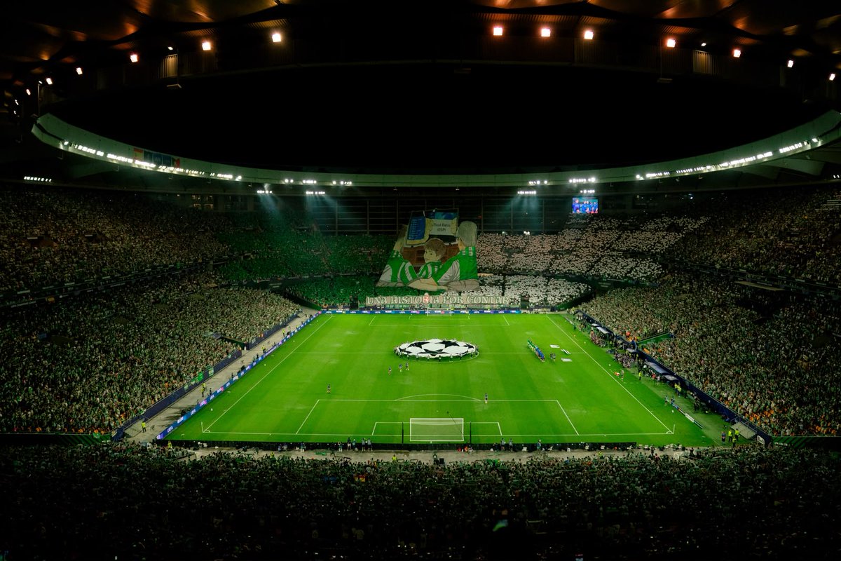 partidazocope's tweet photo. 😯 El espectacular tifo de la afición bética para la vuelta de la Champions al estadio verdiblanco 21 años después

🤩 ''Una historia por contar''

📻 #PartidazoCOPE https://t.co/8dvlwpkTbN