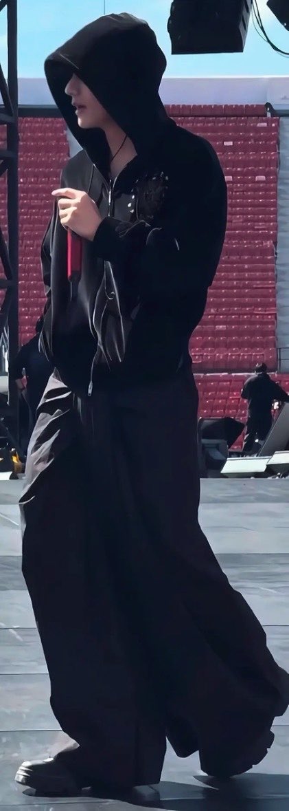 theVdiva's tweet photo. he's not called THE fashion icon for nothing https://t.co/YNXpbe9Ymg