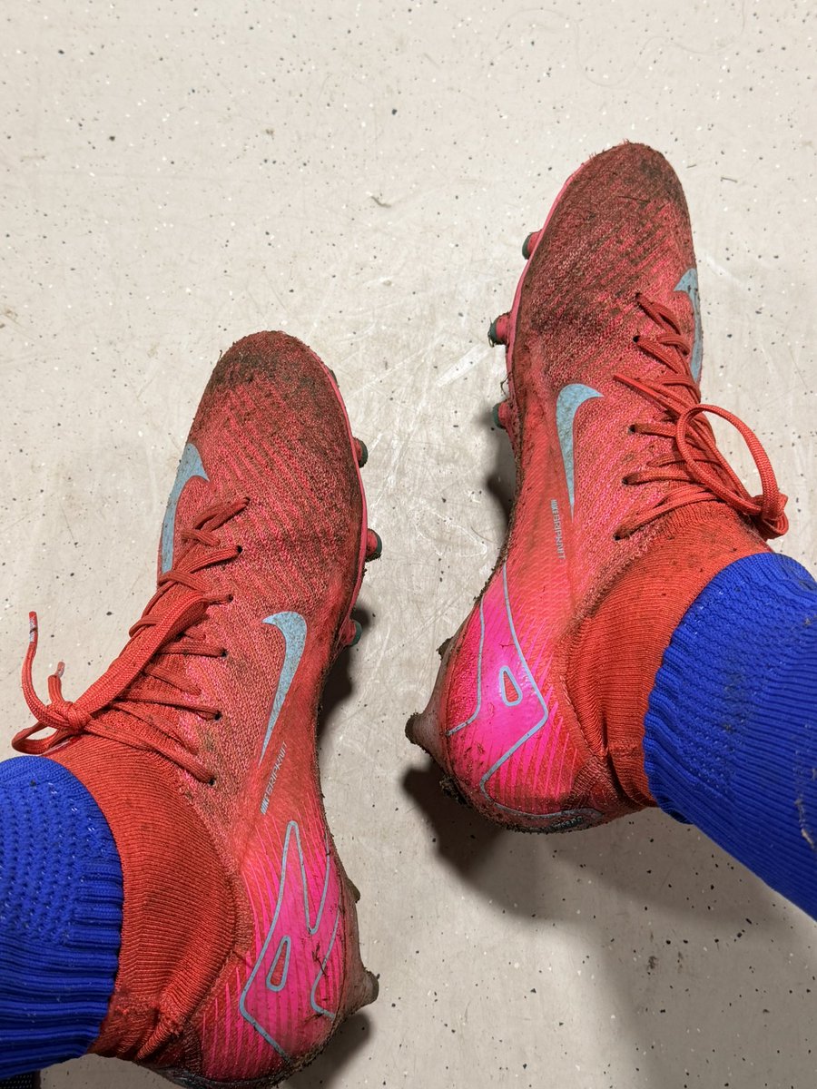 master_jelle's tweet photo. Played on a dirty field today…💀

Gotta clean this shoes and socks so badly…

#socks #sock #sok #sokken #sokkenmeester #sockmaster #soccersocks #cashmaster #master https://t.co/tuBcQbQ51P