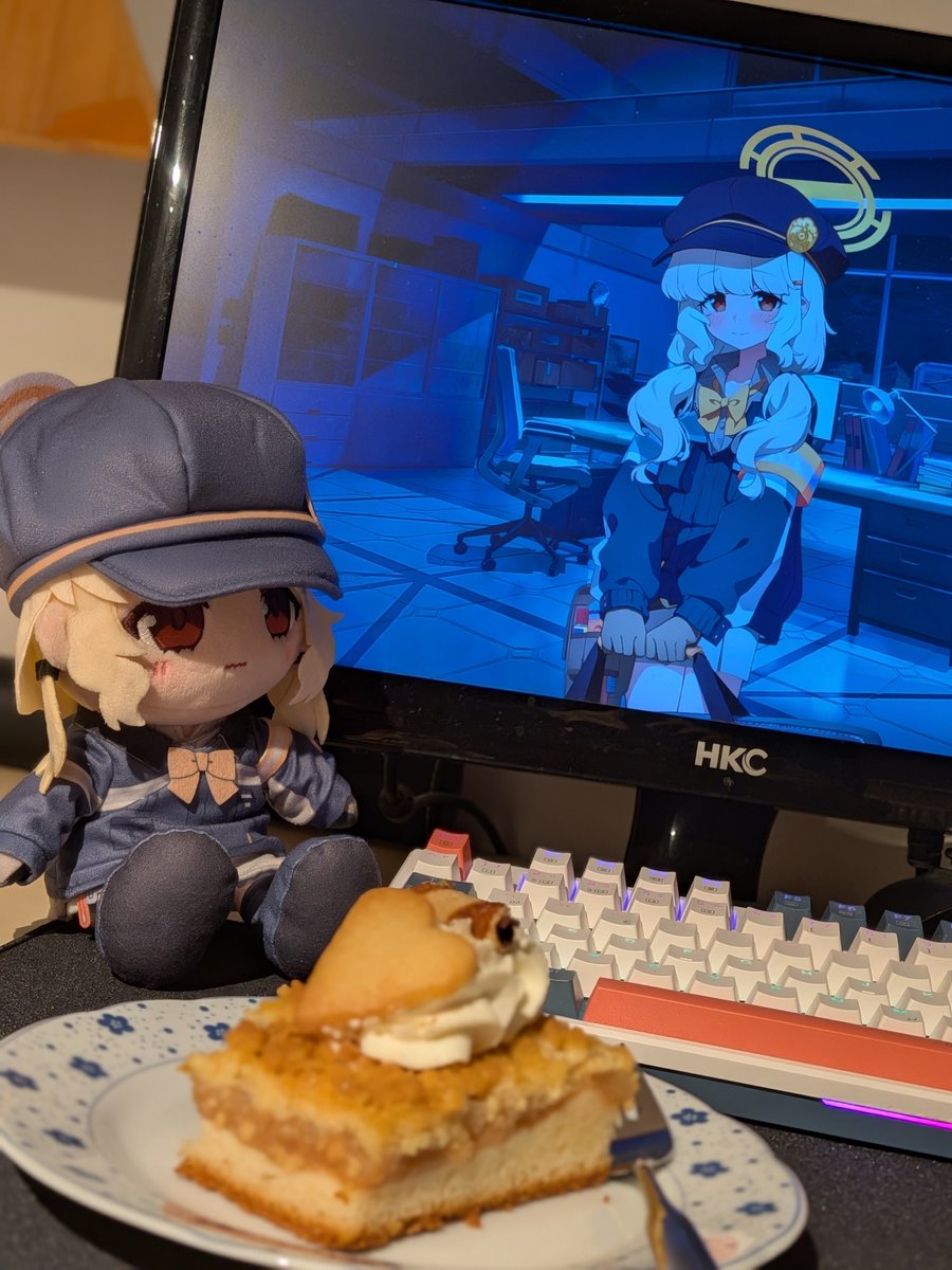 tripoverboard's tweet photo. eating cake with Aoba when she suddenly multiplied?!

dont do die self

#ブルアカぬいぬい部
#BlueArchivePlushieClub https://t.co/lh7tps6XtU