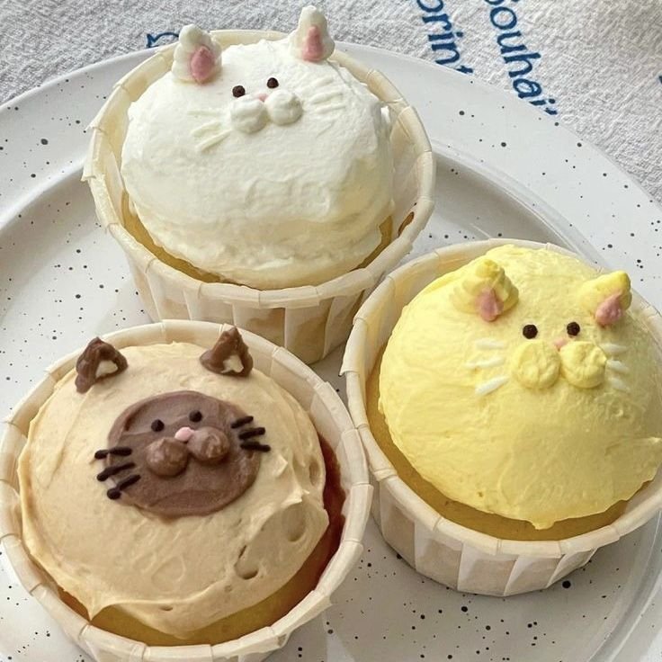 Ahyfun's tweet photo. @SunkissMate Asiikk, Ayu senang_sekali mendengarnya! Kudengar kalian kemarin habis rilis konsep ya? Aku baru sempat melihatnya, maafkan kalau adik kecil yang ini bangunnya di sepertiga malam__u karena aku diperbolehkan mendekati kalian, Ayu punya hadiah! >__< Tadaaaa! 🧁 https://t.co/OoFoQwDtM1