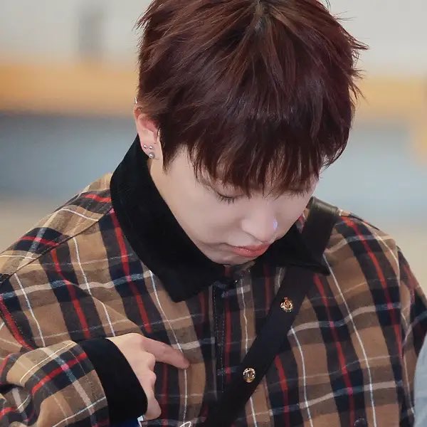 lunaahwa's tweet photo. something was definitely in the air that day cause this is the most squishable he has ever looked https://t.co/PpoP9QptlR
